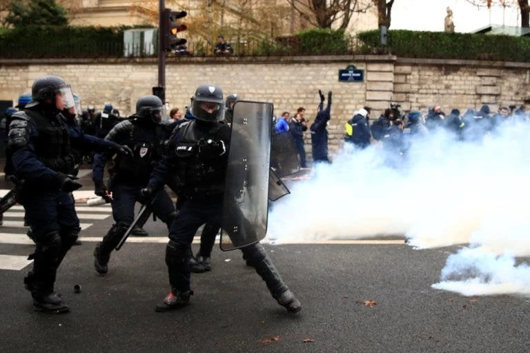 Γαλλία: Στον χορό των κινητοποιήσεων και οι μαθητές – Συγκρούσεις με την αστυνομία στην Τουλούζη